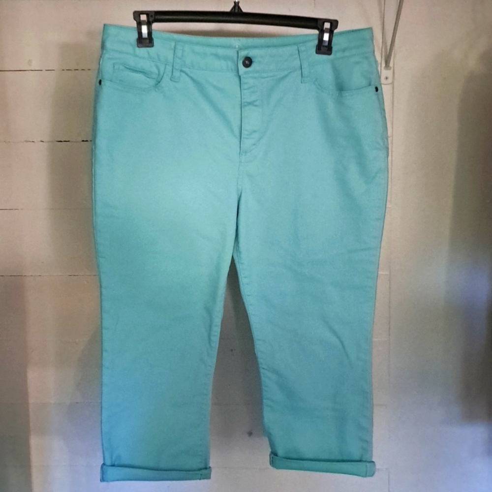 Size 16 Womans Capri pants